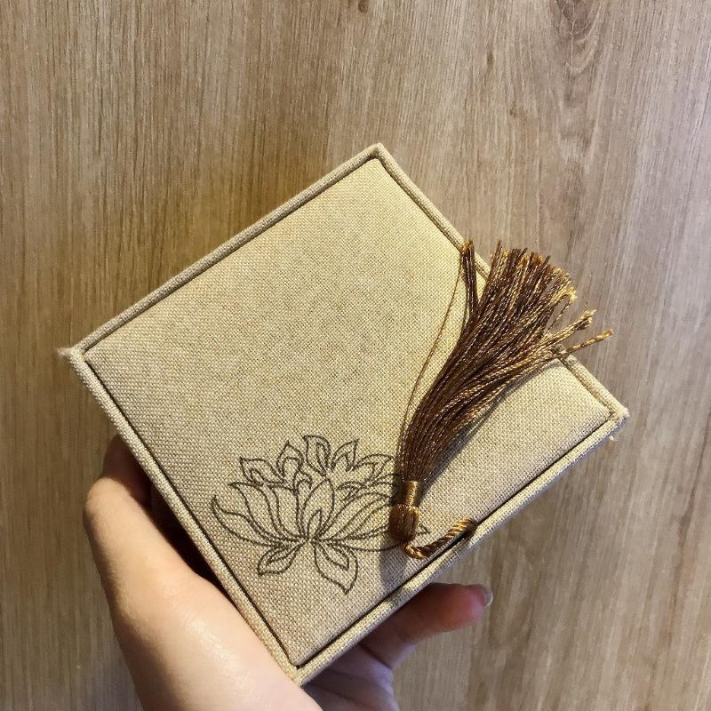 Hộp Đựng Vòng Chất Liệu Gấm Hình Hoa Sen Có Tua Đẹp Mắt Size 10x10cm Hộp Đựng Vòng Chất Liệu Gấm Hình Hoa Sen Có Tua Đẹp Mắt Size 10x10cm - Ảnh 7