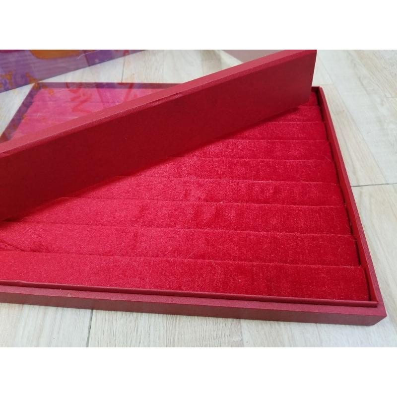 Hộp trưng bày vòng kiềng trưng bày nhẫn mặt nắp kính sang trọng nhiều màu (Đỏ, Trắng, Đen) size 32 x 24 x 4,5 cm Hộp trưng bày vòng kiềng trưng bày nhẫn mặt nắp kính sang trọng nhiều màu (Đỏ, Trắng, Đen) size 32 x 24 x 4,5 cm - Ảnh 4