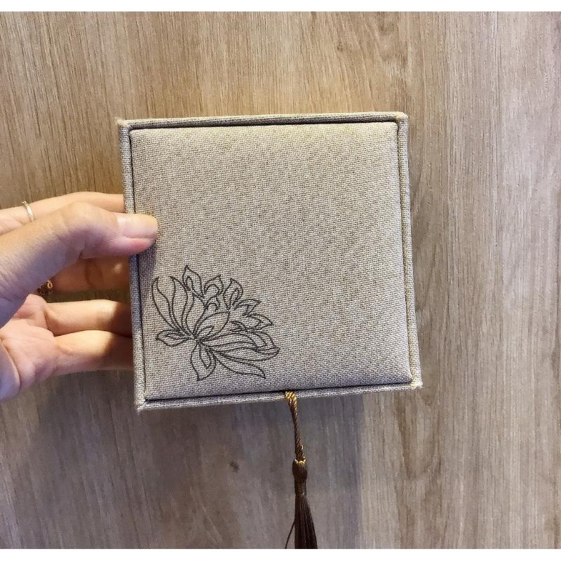 Hộp Đựng Vòng Chất Liệu Gấm Hình Hoa Sen Có Tua Đẹp Mắt Size 10x10cm Hộp Đựng Vòng Chất Liệu Gấm Hình Hoa Sen Có Tua Đẹp Mắt Size 10x10cm - Ảnh 5