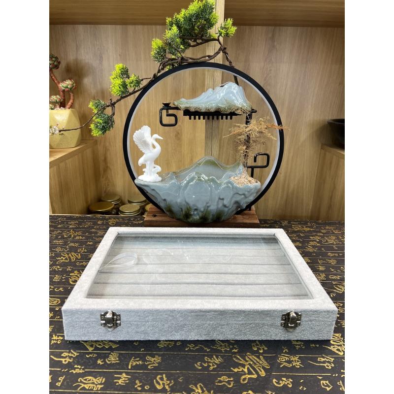 Hộp nhung nắp kính trưng bày mặt dây (MÀU ĐEN) 35x24x4.5cm Hộp nhung nắp kính trưng bày mặt dây (MÀU ĐEN) 35x24x4.5cm - Ảnh 7