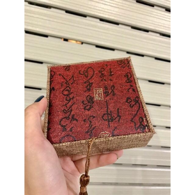 Hộp Gấm Đựng Vòng Phong Thủy Đẹp Mắt Có Tua Trang Trí Size 10x10x3,5cm Hộp Gấm Đựng Vòng Phong Thủy Đẹp Mắt Có Tua Trang Trí Size 10x10x3,5cm - Ảnh 3