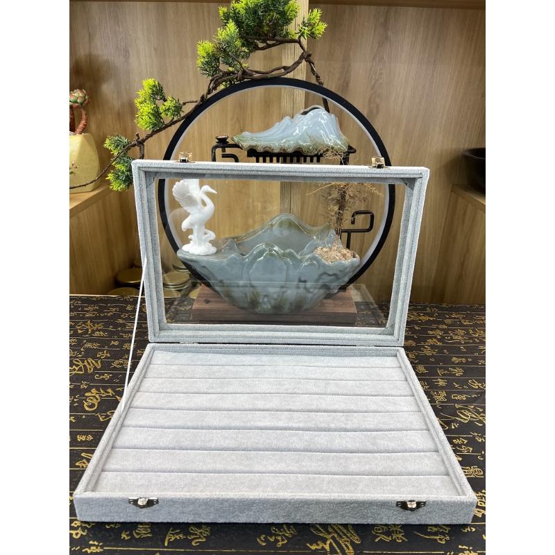 Hộp nhung nắp kính trưng bày mặt dây (MÀU ĐEN) 35x24x4.5cm Hộp nhung nắp kính trưng bày mặt dây (MÀU ĐEN) 35x24x4.5cm - Ảnh 5