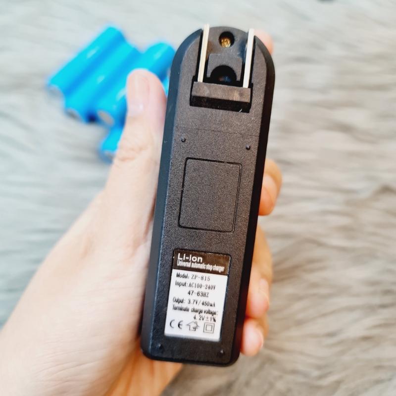 Đèn pin chuyên dụng dùng để soi đá, soi tiền giả 3 màu có tia UV cao cấp kèm sạc + PIN Đèn pin chuyên dụng dùng để soi đá, soi tiền giả 3 màu có tia UV cao cấp kèm sạc + PIN - Ảnh 6
