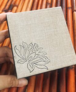 Hộp gấm hoa sen không tua rua đựng chuỗi đựng vòng size 9x9x3.5cm