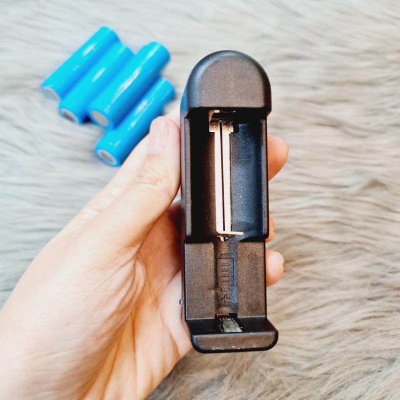 Đèn pin chuyên dụng dùng để soi đá, soi tiền giả 3 màu có tia UV cao cấp kèm sạc + PIN Đèn pin chuyên dụng dùng để soi đá, soi tiền giả 3 màu có tia UV cao cấp kèm sạc + PIN - Ảnh 7