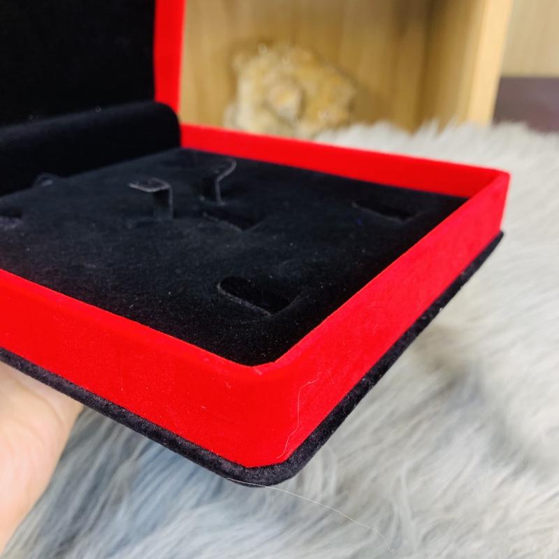 Hộp nhung đỏ đen hình vuông trưng bộ trang sức dùng để trưng bày, tặng Hộp nhung đỏ đen hình vuông trưng bộ trang sức dùng để trưng bày, tặng - Ảnh 6