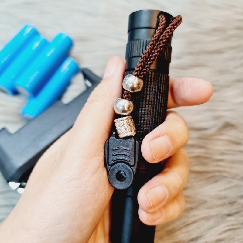 Đèn pin chuyên dụng dùng để soi đá, soi tiền giả 3 màu có tia UV cao cấp kèm sạc + PIN Đèn pin chuyên dụng dùng để soi đá, soi tiền giả 3 màu có tia UV cao cấp kèm sạc + PIN - Ảnh 2