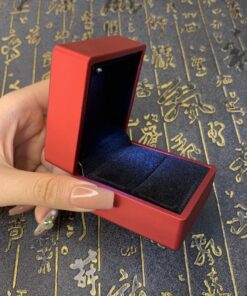 Hộp nhẫn chiếu đèn