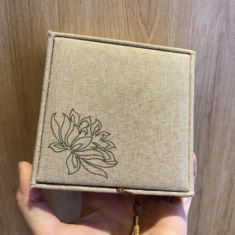 Hộp Đựng Vòng Chất Liệu Gấm Hình Hoa Sen Có Tua Đẹp Mắt Size 10x10cm Hộp Đựng Vòng Chất Liệu Gấm Hình Hoa Sen Có Tua Đẹp Mắt Size 10x10cm - Ảnh 4