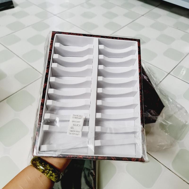 Khay đựng vòng cẩm thạch trưng bày họa tiết thổ cẩm vòng bản liền size 24x35cm 10 - 20 - 40 Ô Khay đựng vòng cẩm thạch trưng bày họa tiết thổ cẩm vòng bản liền size 24x35cm 10 - 20 - 40 Ô - Ảnh 9