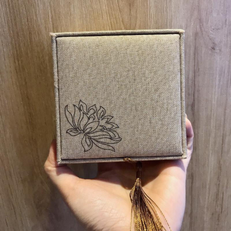 Hộp Đựng Vòng Chất Liệu Gấm Hình Hoa Sen Có Tua Đẹp Mắt Size 10x10cm Hộp Đựng Vòng Chất Liệu Gấm Hình Hoa Sen Có Tua Đẹp Mắt Size 10x10cm - Ảnh 2