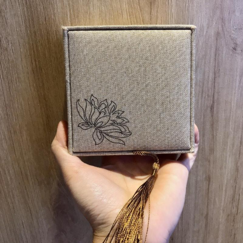 Hộp Đựng Vòng Chất Liệu Gấm Hình Hoa Sen Có Tua Đẹp Mắt Size 10x10cm Hộp Đựng Vòng