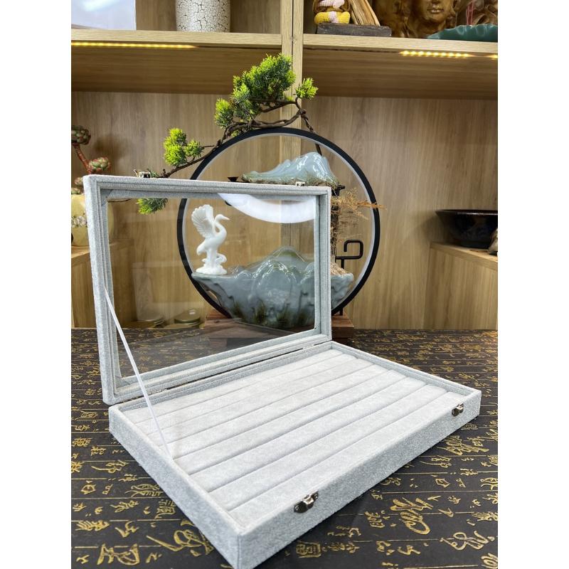 Hộp nhung nắp kính trưng bày mặt dây (MÀU ĐEN) 35x24x4.5cm Hộp nhung nắp kính trưng bày mặt dây (MÀU ĐEN) 35x24x4.5cm - Ảnh 6