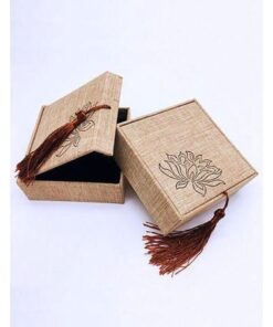 Hộp Gấm Đựng Vòng Phong Thủy Đẹp Mắt Có Tua Trang Trí Size 10x10x3,5cm Hộp Gấm Đựng Vòng Phong Thủy Đẹp Mắt Có Tua Trang Trí Size 10x10x3,5cm - Ảnh 7