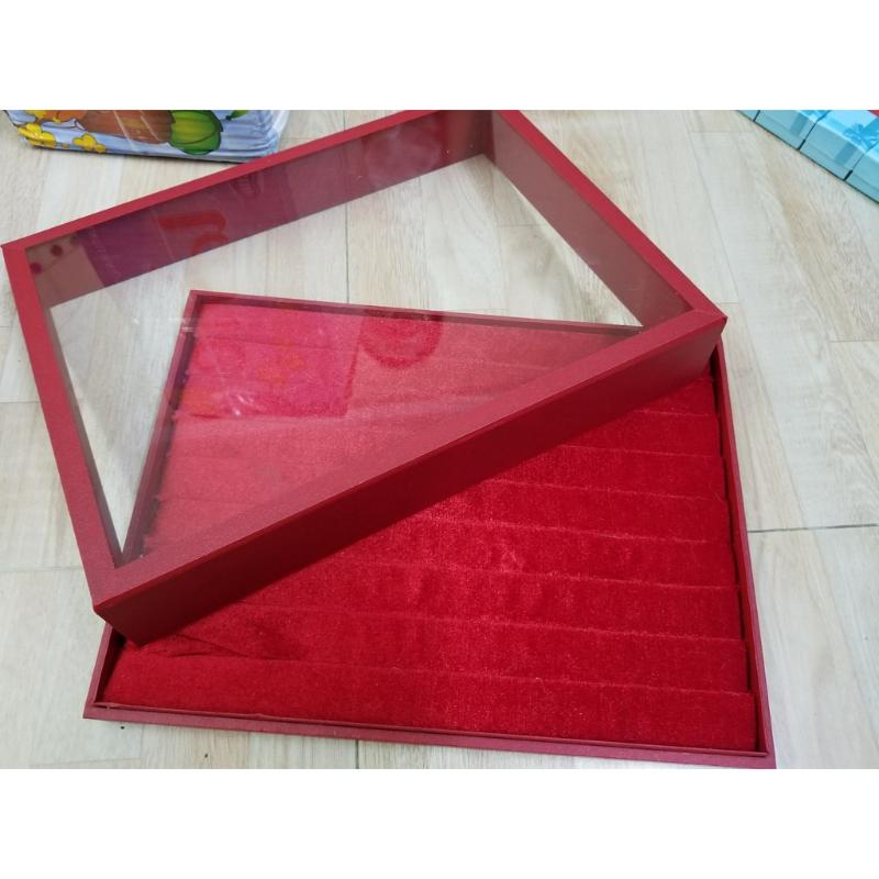 Hộp trưng bày vòng kiềng trưng bày nhẫn mặt nắp kính sang trọng nhiều màu (Đỏ, Trắng, Đen) size 32 x 24 x 4,5 cm Hộp trưng bày vòng kiềng trưng bày nhẫn mặt nắp kính sang trọng nhiều màu (Đỏ, Trắng, Đen) size 32 x 24 x 4,5 cm - Ảnh 3