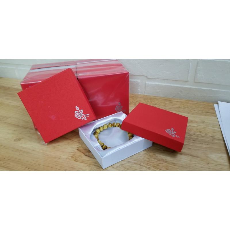Hộp quà đựng chuỗi đá phong thủy đựng vòng tay đựng trang sức size 9x9x2cm (Combo 100 hộp) Hộp quà đựng chuỗi đá phong thủy đựng vòng tay đựng trang sức size 9x9x2cm (Combo 100 hộp) - Ảnh 3