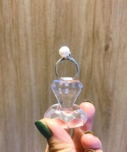 Đế Mica trưng nhẫn lấp lánh sắc sảo
