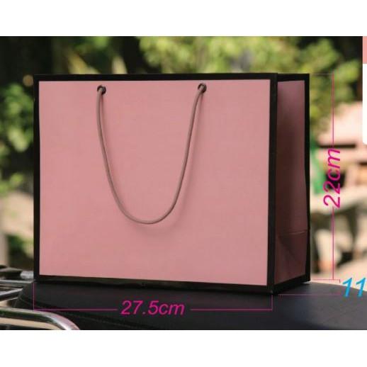 Túi giấy siêu rẻ mẫu 33 thời trang nữ đựng quần áo quà tặng các loại size 22x27.5x11 cm Túi giấy siêu rẻ mẫu 33 thời trang nữ đựng quần áo quà tặng các loại size 22x27.5x11 cm