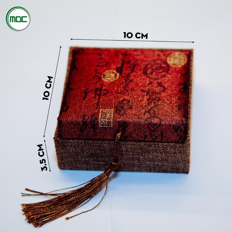 Hộp Gấm Đựng Vòng Phong Thủy Đẹp Mắt Có Tua Trang Trí Size 10x10x3,5cm Hộp Gấm Đựng Vòng Phong Thủy Đẹp Mắt Có Tua Trang Trí Size 10x10x3,5cm - Ảnh 2